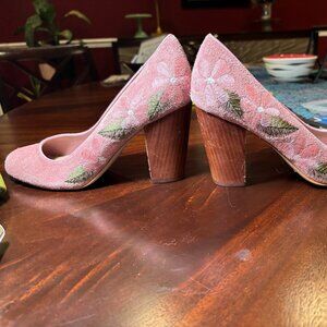 Ciao Bella floral embroidered suede pumps size 9.5M